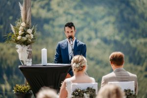Mehr über den Artikel erfahren Standesamtliche Hochzeit vs. freie Trauung: Der Unterschied