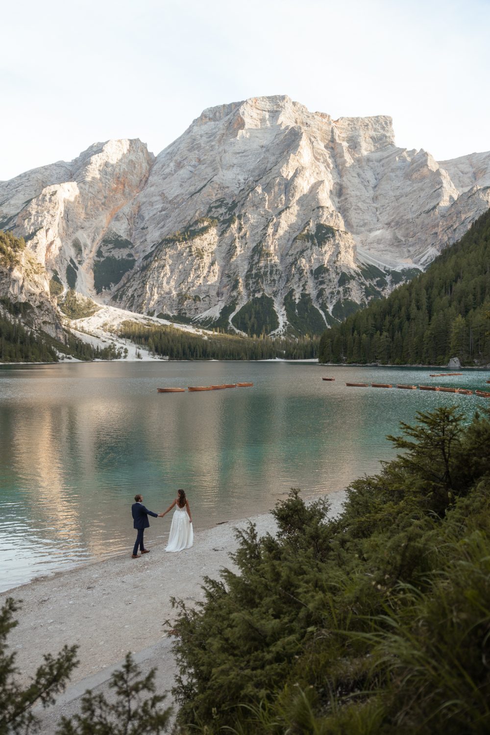 Laura und Tommy am Ufer des Pragser Wildsees vor der Bergkulisse