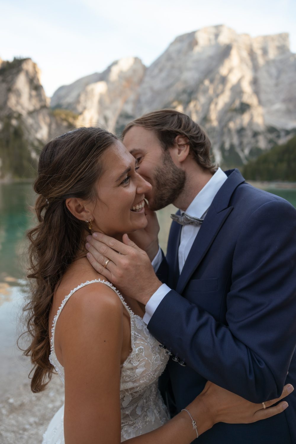 Laura und Tommy lachen und küssen sich beim After Wedding Shooting