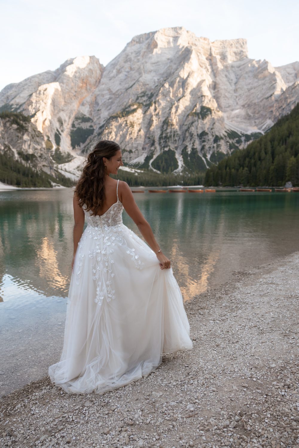 Laura im Brautkleid am Pragser Wildsee mit Blick auf die Berge
