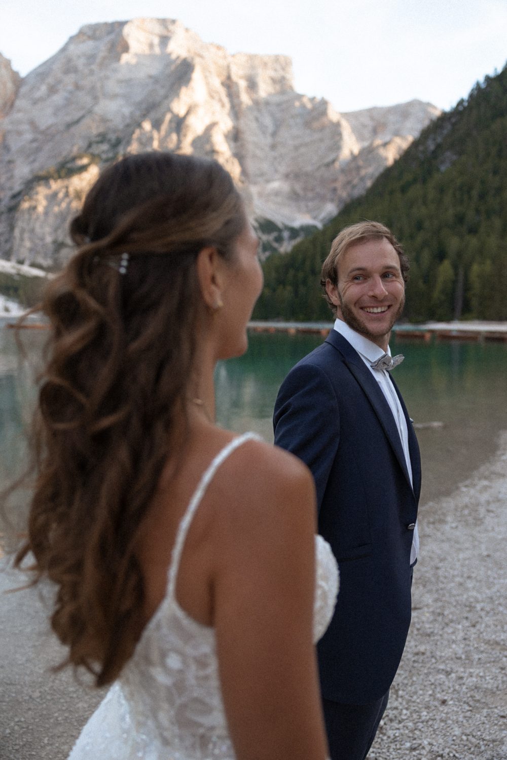 Tommy lächelt Laura beim After Wedding Shooting am Pragser Wildsee an