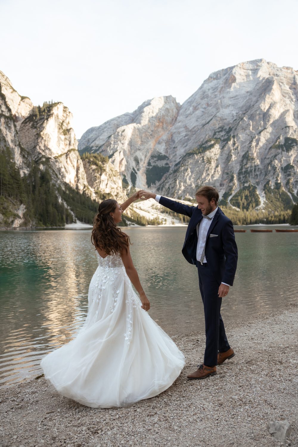 Tommy dreht Laura im Brautkleid zum Tanz am Pragser Wildsee