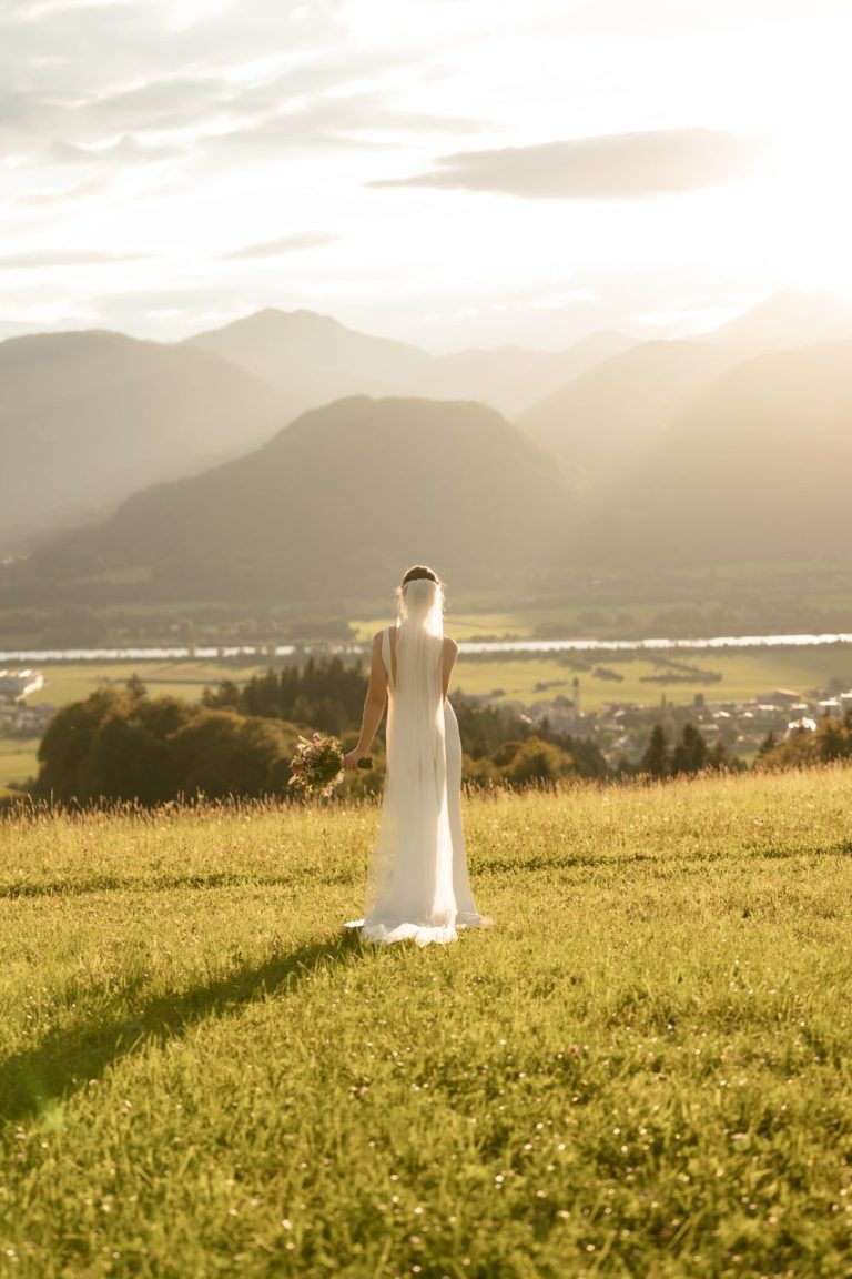 Brautpaar bei kirchlicher Hochzeit oder freier Trauung, fotografiert von Herzmoment Fotografie