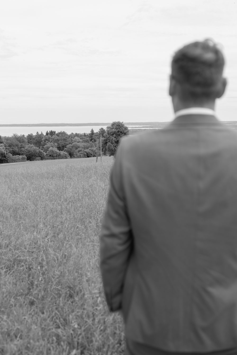Markus von hinten mit Blick über ein Feld (Schwarz-Weiß-Aufnahme)