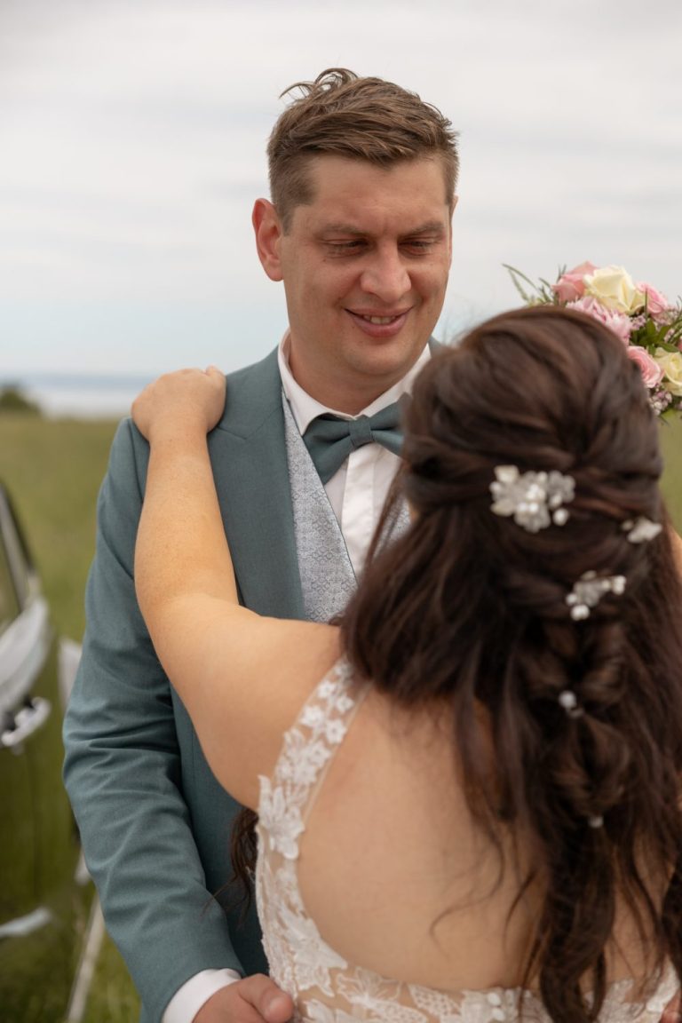 Brautpaar bei kirchlicher Hochzeit oder freier Trauung, fotografiert von Herzmoment Fotografie