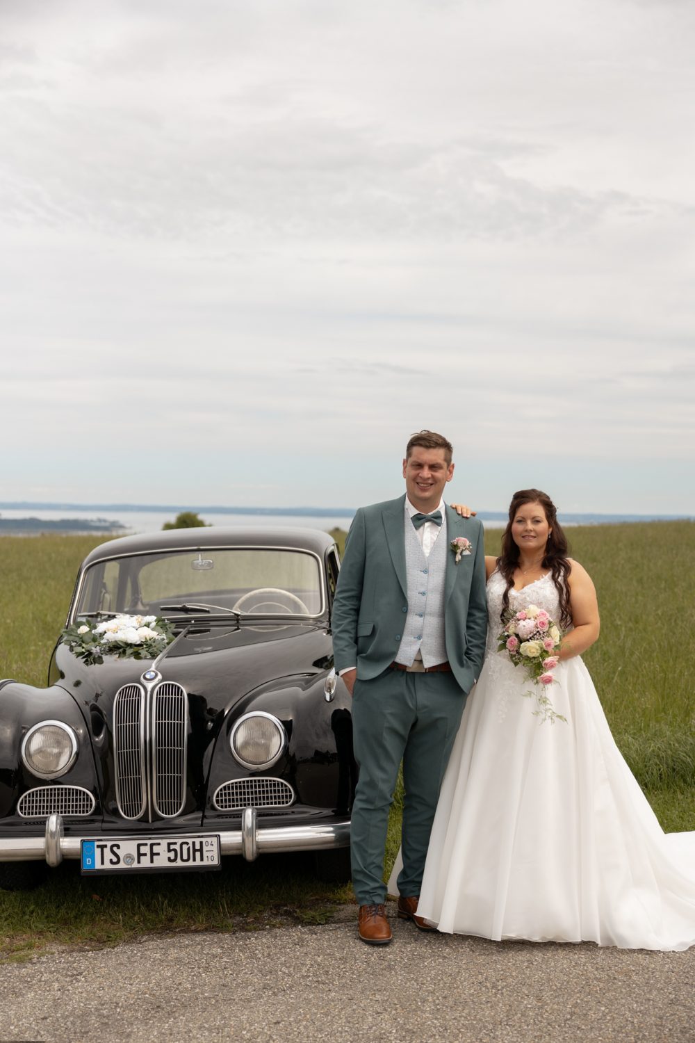 Brautpaar Isabell & Markus vor einem Oldtimer