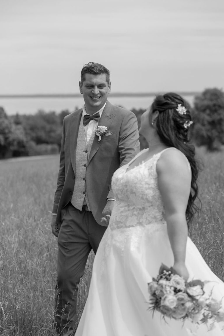 Brautpaar bei kirchlicher Hochzeit oder freier Trauung, fotografiert von Herzmoment Fotografie