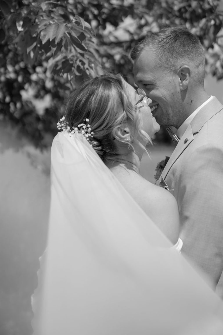 Standesamt-Hochzeit, Brautpaar fotografiert von Herzmoment Fotografie
