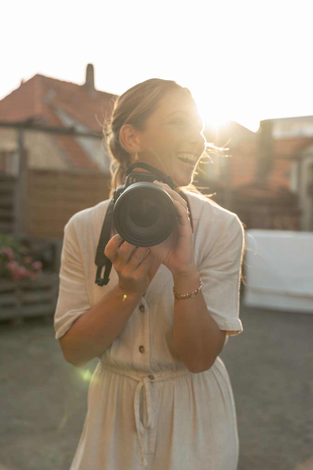 Hochzeitsfotografin mit Kamera im warmen Abendlicht