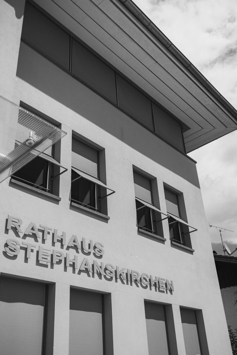Schwarz-Weiß-Aufnahme einer Rathaus-Fassade mit dem Schriftzug „Rathaus Stephanskirchen“